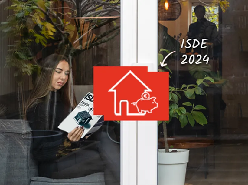 Man en vrouw in huis met kunststof kozijnen – icon subsidie isolatie huis en tekst ISDE 2024
