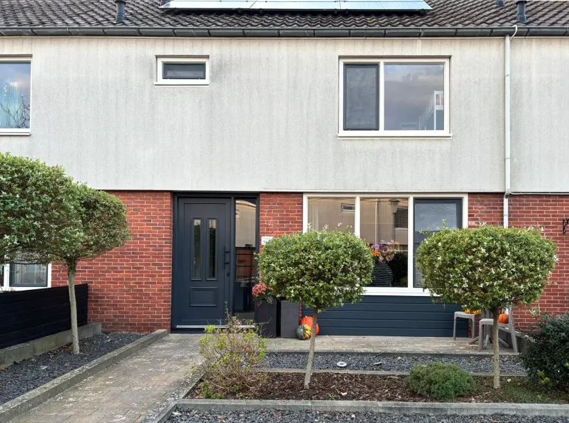 Goede isolatie van tussenwoning met kunststof kozijnen, deuren, gevelbekleding en zonnepanelen