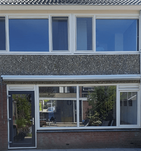 Achtergevel woning met kunststof kozijnen en kunststof achterdeur