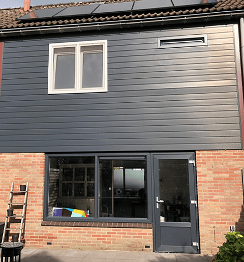 Achtergevel woning met kunststof kozijnen, kunststof gevelbekleding en kunststof achterdeur