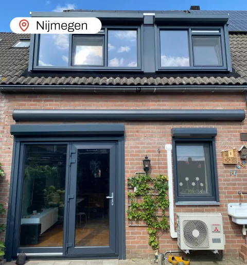 Achtergevel woning met antracietgrijze kunststof kozijnen, kunststof achterdeur en kunststof dakkapel