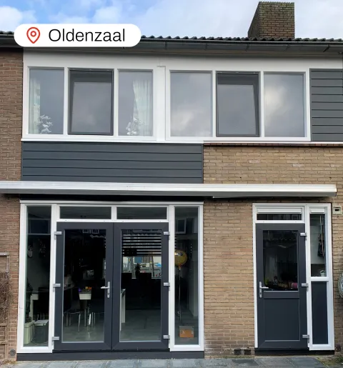 Achtergevel woning Oldenzaal met witte kunststof kozijnen en antracietgrijze kunststof deuren, gevelbekleding en ramen
