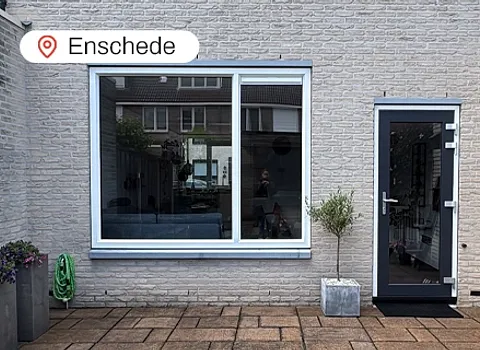 Achtergevel woning Enschede met kunststof achterdeur en kunststof kozijn