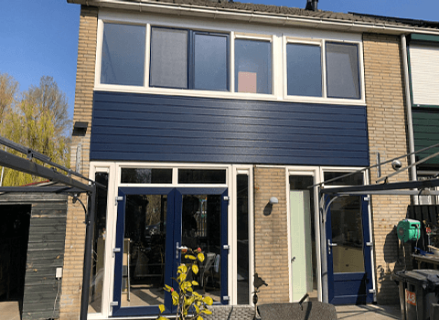 Achtergevel woning Rotterdam met staalblauwe en witte kozijnen, achterdeur, openslaande deuren en keralit gevelbekleding in kunststof