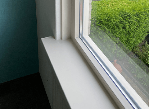 Afwerking met vensterbank kunststof kozijn binnen