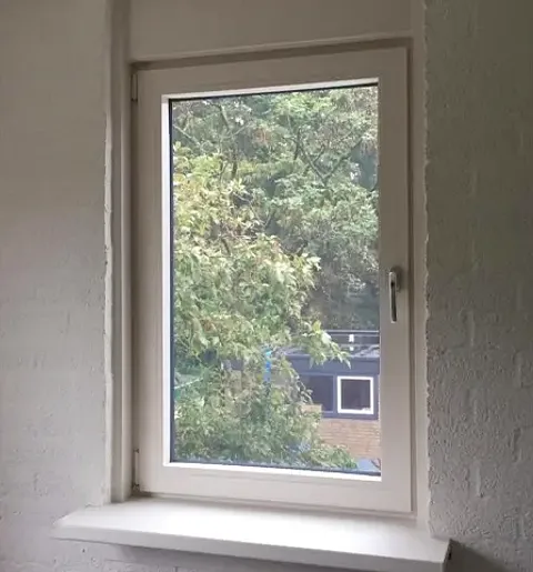 Wit kunststof kozijn met draaikiepraam binnen