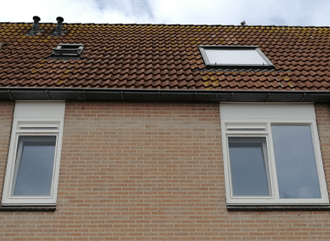 Twee kunststof kozijnen in voorgevel eerste verdieping woning
