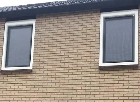 Voorgevel woning bovenverdieping met twee kunststof kozijnen