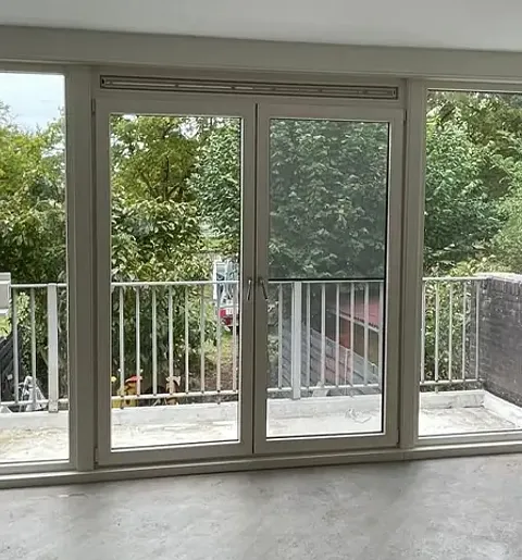Kunststof openslaande deuren eerste verdieping binnen