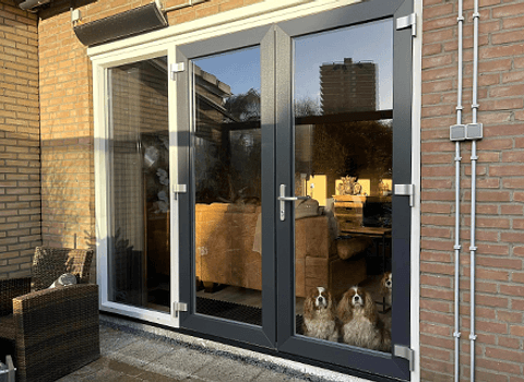 Antracietgrijze kunststof openslaande deuren met één zijlicht