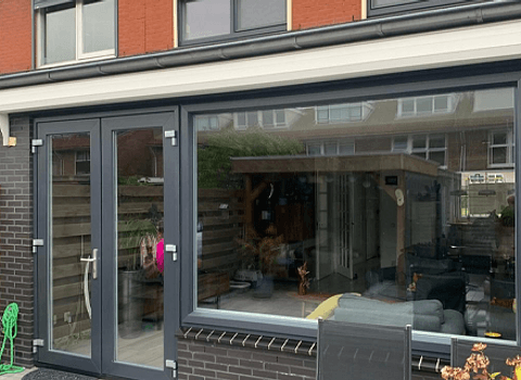 Begane grond achtergevel met antracietgrijze kunststof openslaande deuren en kunststof kozijn