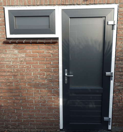 Antracietgrijze kunststof achterdeur met klein kozijn ernaast