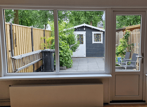 Woning van binnen met kunststof achterdeur en kunststof kozijn