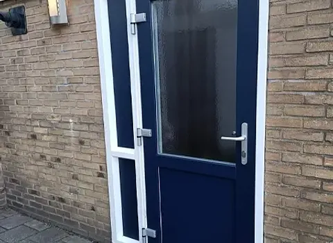 Staalblauwe kunststof achterdeur met zijlicht Deventer