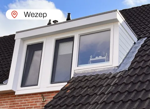 Dakkapel met witte kunststof kozijnen draaikiepraam en vast glas