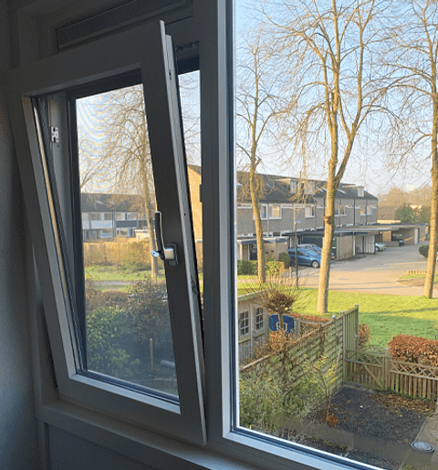 Openstaand kunststof draaikiepraam binnen