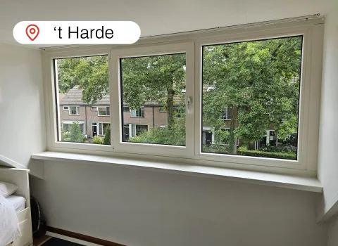 Wit kunststof kozijn met draaikiepraam en vast glas in slaapkamer
