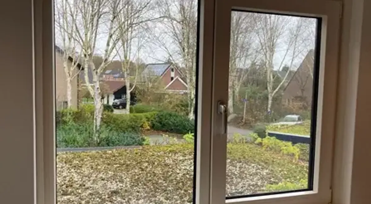 Kunststof kozijn met vast raam en draaikiepraam binnen
