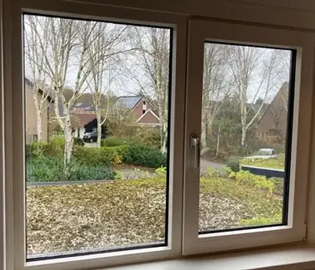 Kunststof kozijn met vast raam en draaikiepraam binnen