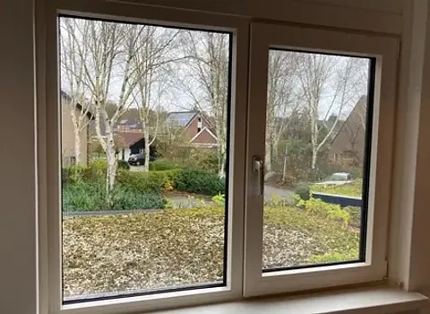 Kunststof kozijn met vast raam en draaikiepraam binnen