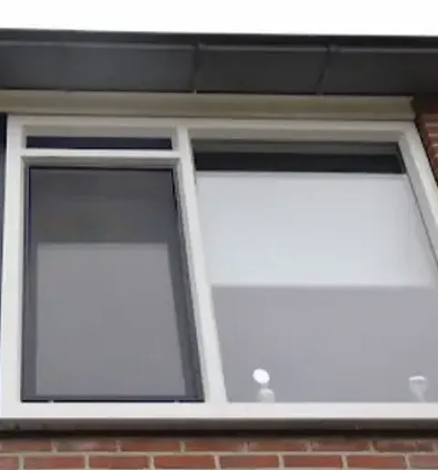Voorgevel bovenverdieping woning Deventer met kunststof gevelbekleding en kunststof kozijn