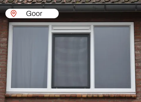 Kunststof kozijn met 3 ramen in bovenverdieping woning Goor