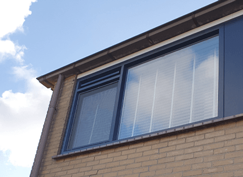 Antracietgrijs kunststof kozijn tweede verdieping woning