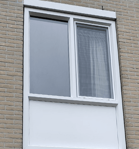 Kunststof kozijn in gevel met gevelbekleding eronder