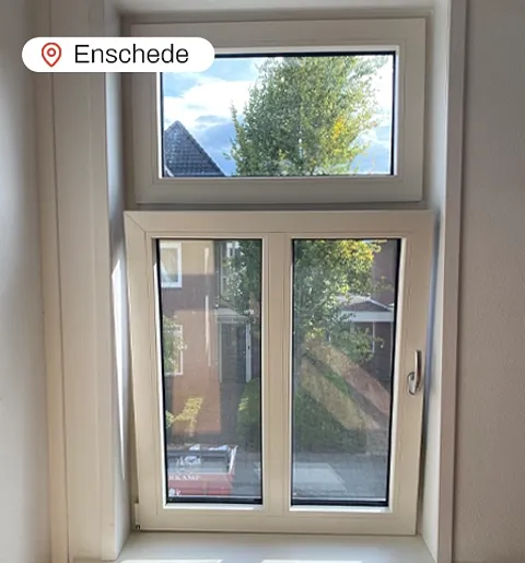 Openstaand kunststof kozijn binnen in woning Enschede