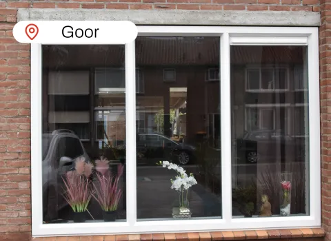 Kunststof kozijn woonkamer met 3 ramen van buiten gezien