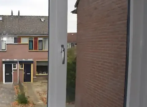 Wit kunststof kozijn met draaikiepraam