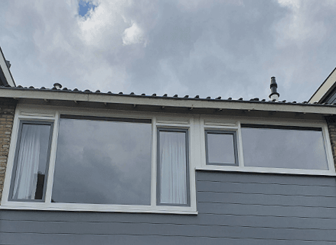 Kunststof kozijnen en kunststof gevelbekleding bovenverdieping woning