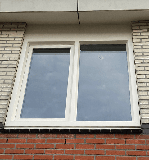 Wit kunststof kozijn in gevel woning
