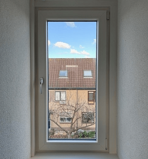 Smal kunststof kozijn met draaikiepraam