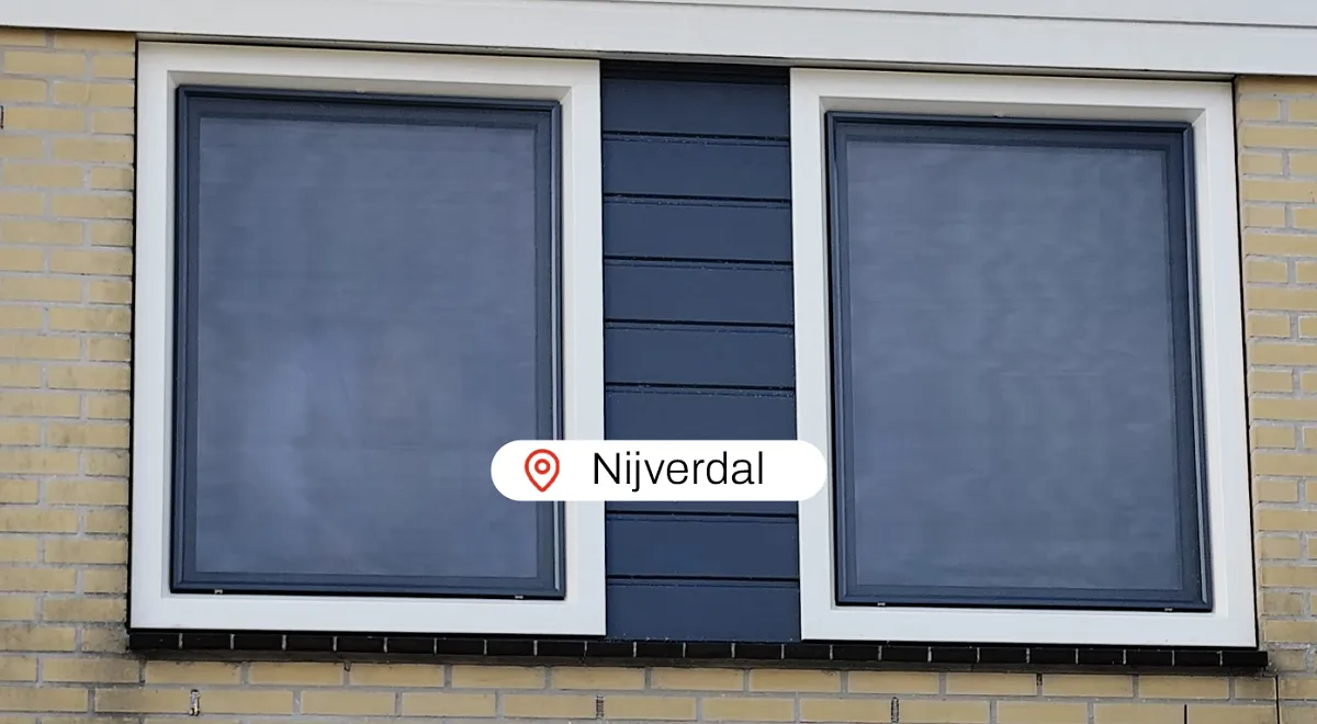 Wit met blauwe kunststof kozijnen en kunststof gevelbekleding in gevel woning NIjverdal