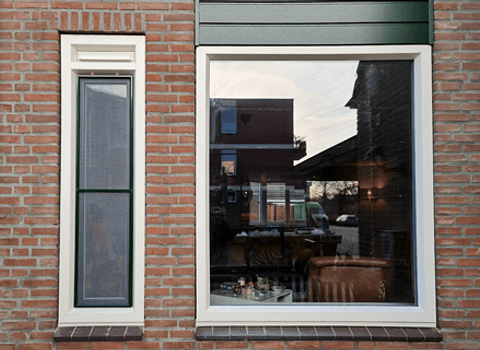 Kunststof kozijn met vast raam en kunststof kozijn met hor in gevel