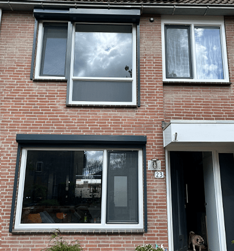 Voorgevel woning met kunststof kozijnen en kunststof voordeur
