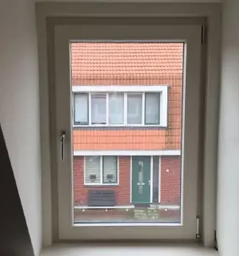Wit kunststof kozijn met draaikiepraam binnen