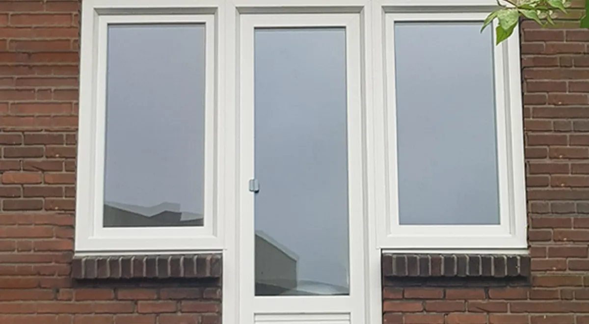 Kunststof deur en kunststof kozijn in gevel woning Eindhoven