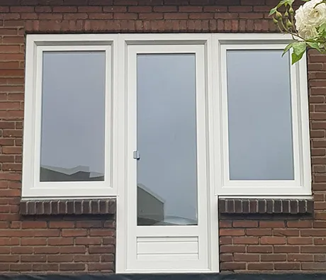 Kunststof deur en kunststof kozijn in gevel woning Eindhoven