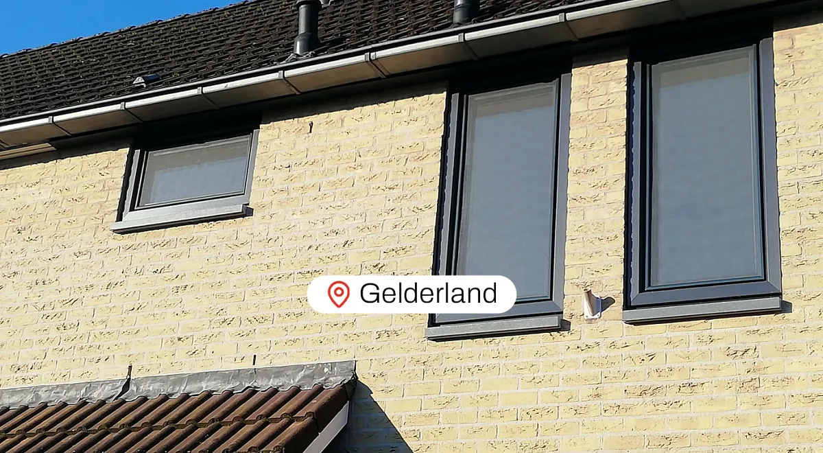Voorgevel woning Gelderland met moderne antracietgrijze kunststof kozijnen
