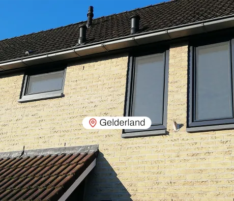 Voorgevel woning Gelderland met moderne antracietgrijze kunststof kozijnen