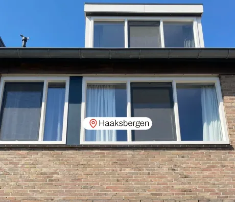 Witte kunststof kozijnen in boven gevel en kunststof dakkapel woning Haaksbergen