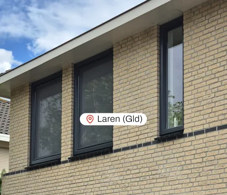 Bovenverdieping voorgevel vrijstaande woning Laren met antracietgrijze kunststof kozijnen