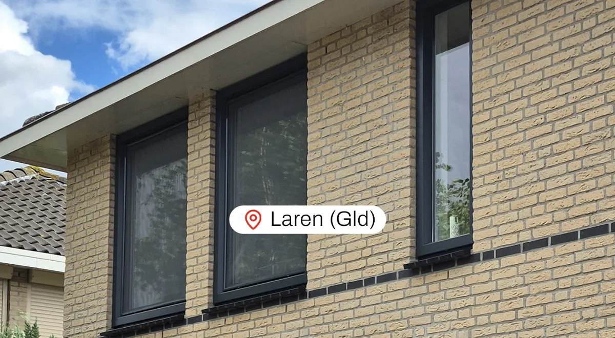 Bovenverdieping voorgevel vrijstaande woning Laren met antracietgrijze kunststof kozijnen