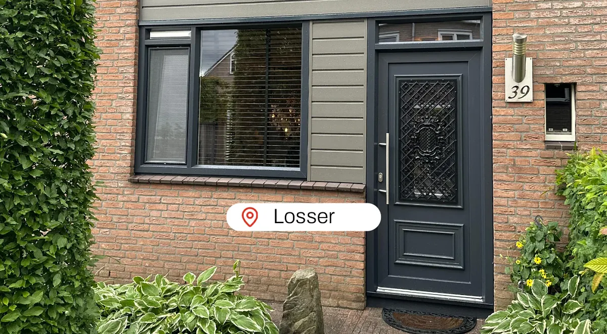 Voorgevel woning Losser met antracietgrijze kunststof kozijnen en kunststof voordeur en kwartsgrijze gevelbekleding