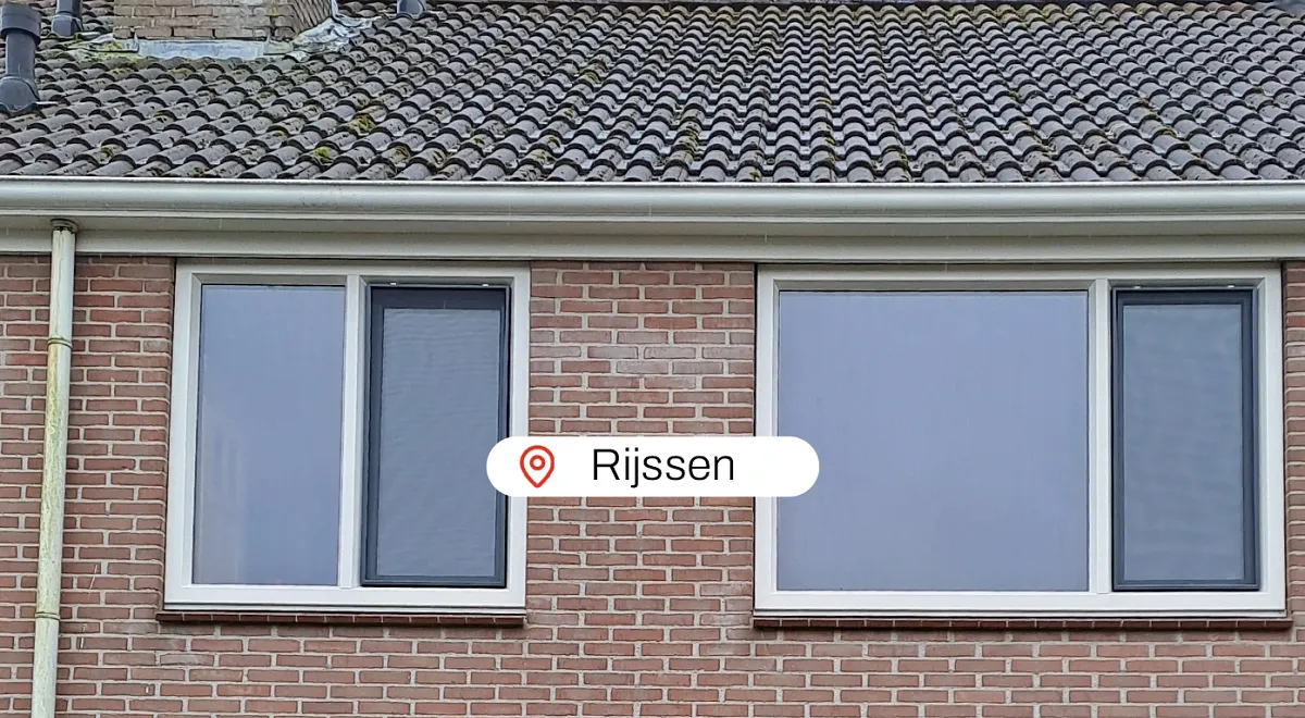 Bovengevel woning met twee kunststof kozijnen