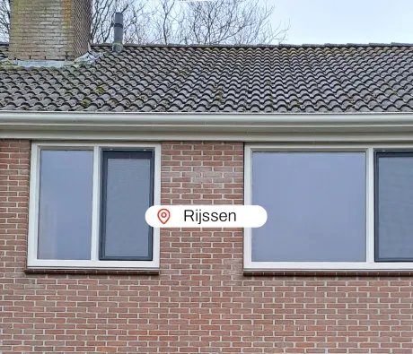 Bovengevel woning met twee kunststof kozijnen