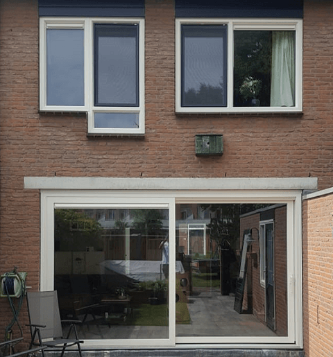 Achtergevel woning met kunststof kozijnen en kunststof schuifpui