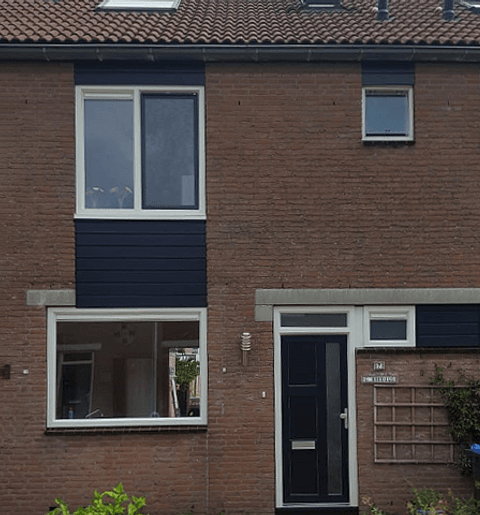 Voorgevel woning met kunststof kozijnen, kunststof gevelbekleding en kunststof voordeur